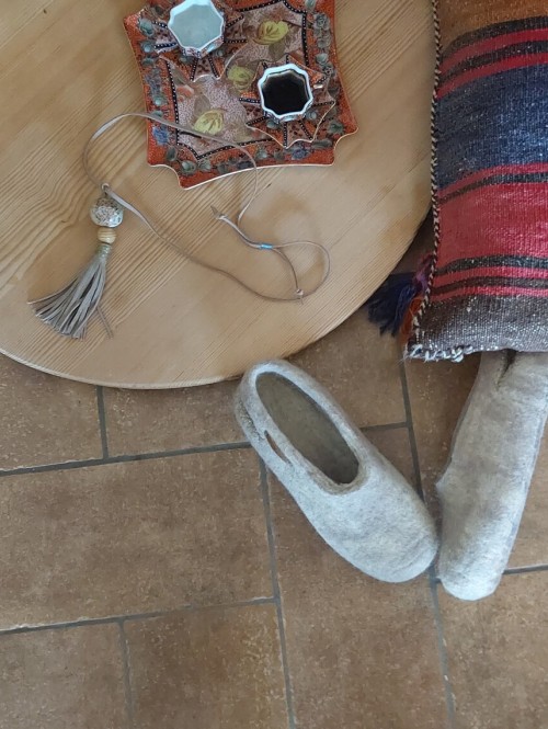 How Can I Keep My Wool Slippers Fresh and Long-Lasting?
